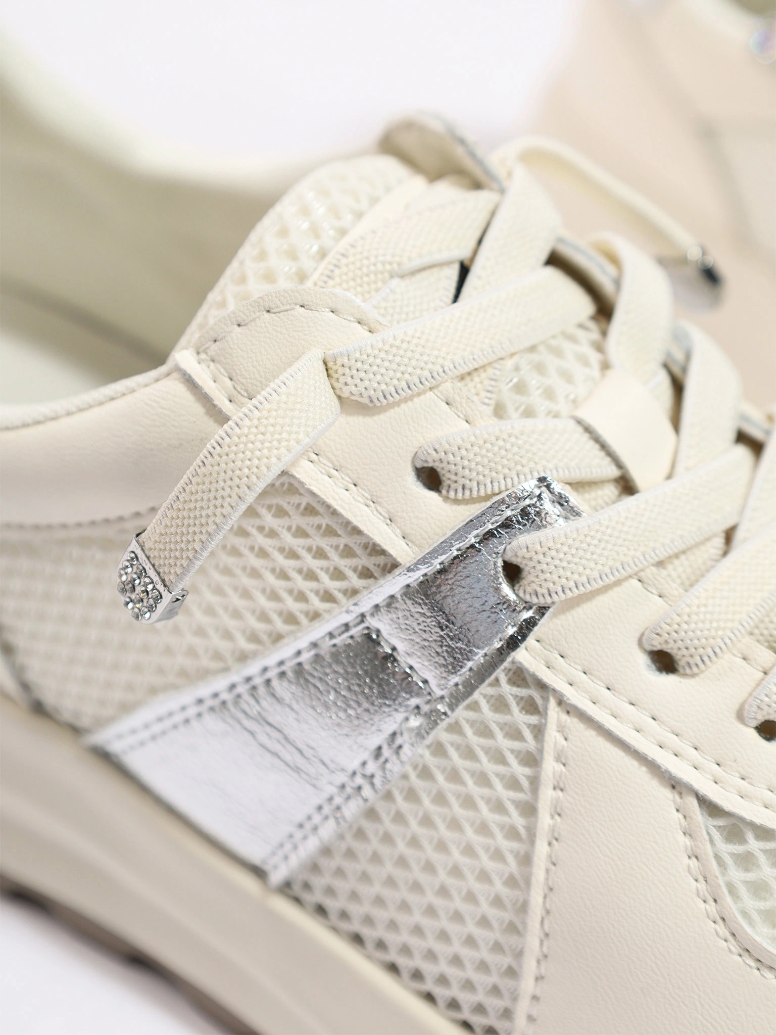 Кроссовки комбинированные белого цвета на средней подошве